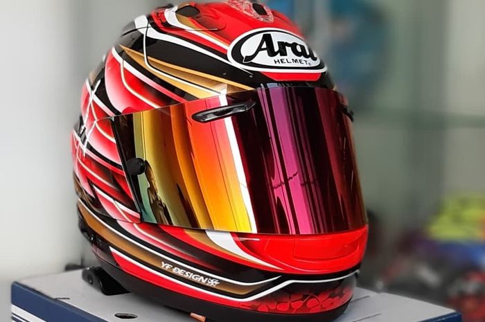 Ilustrasi helm Arai dengan visor iridium