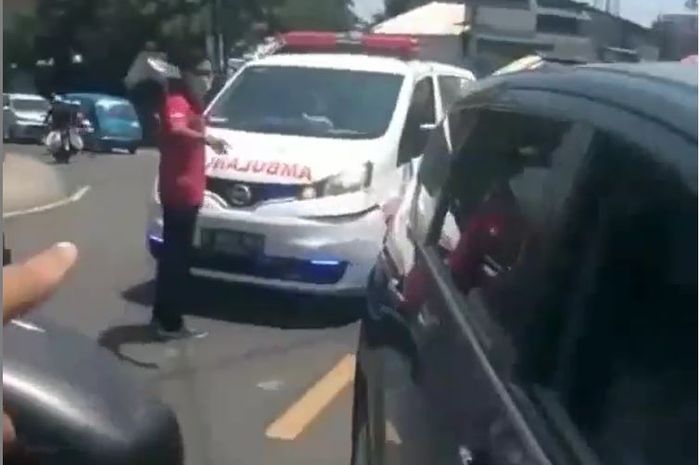 Rekaman video Suzuki Ertiga dikemudikan aparat berseragam halangi laju ambulans di kabupaten Bogor, Jawa Barat