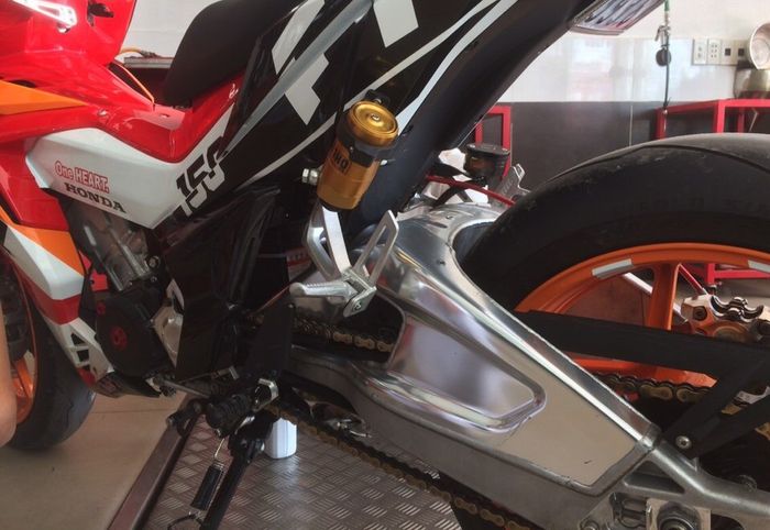 Swing arm milik BMW S1000RR ditopang oleh monoshock Ohlins