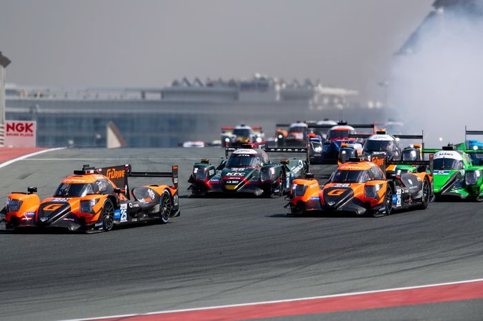 Sean Gelael (mobil hijau tua, kedua dari kiri), saat menjalani start race 2 Asian Le Mans Series 2021 di Dubai Autodrome, Minggu (14/2)