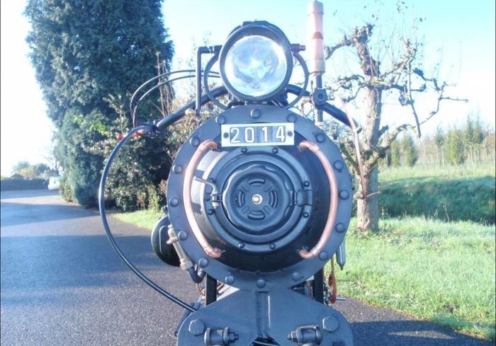 Tampak depan motor bertenaga uap