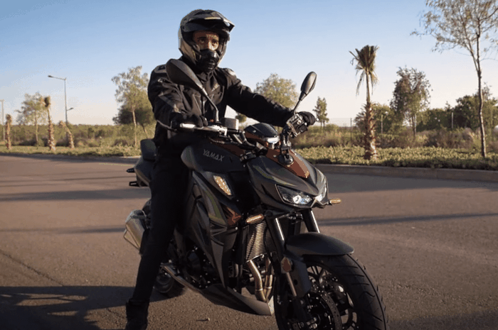 Yamax Z400 dibilang kembaran Kawasaki Z1000