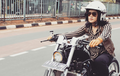 Lady Biker Cantik Ini Pilih Konsep Bobber Cafe Untuk Motor Customnya, Sangar Bukan?