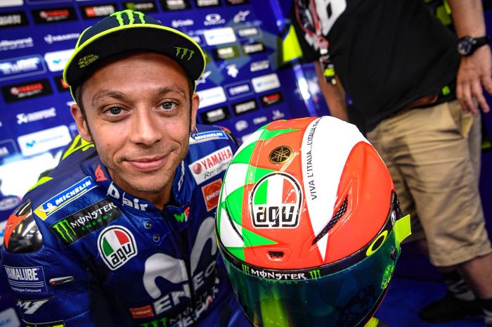 Valentino Rossi dengan bangga menunjukkan desain livery baru helm balapnya yang khusus dipakai untuk