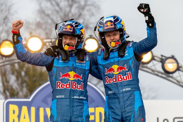 Pereli tim M-Sport-Ford, Ott Tanak (kanan) dan co-driver Martin Jarveoja menang di Reli Swedia 2023 dan memipin sementara klasemen pereli
