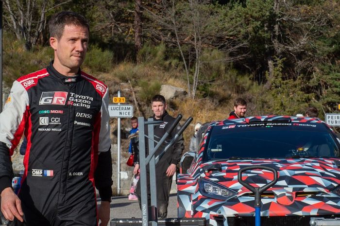 Juara dunia reli delapan kali Sebastien Ogier ketika menguji coba mobil Toyota GR Yaris Rally1 pada bulan Desember 2021
