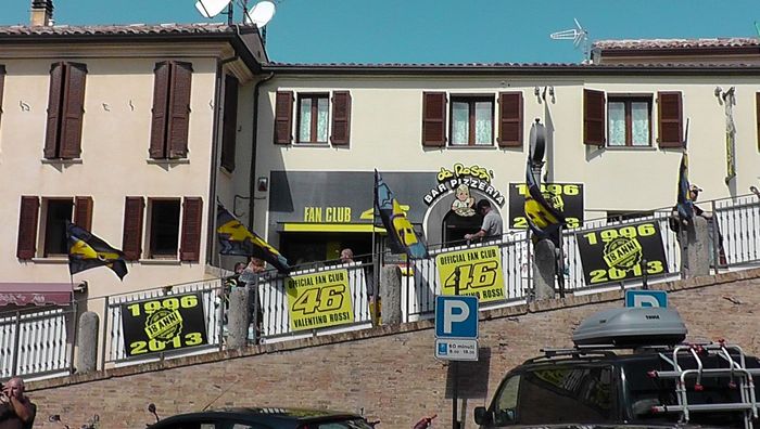 Bendera dan atribut yang berhubungan dengan Valentino Rossi dipasang di berbagai tempat di Tavullia