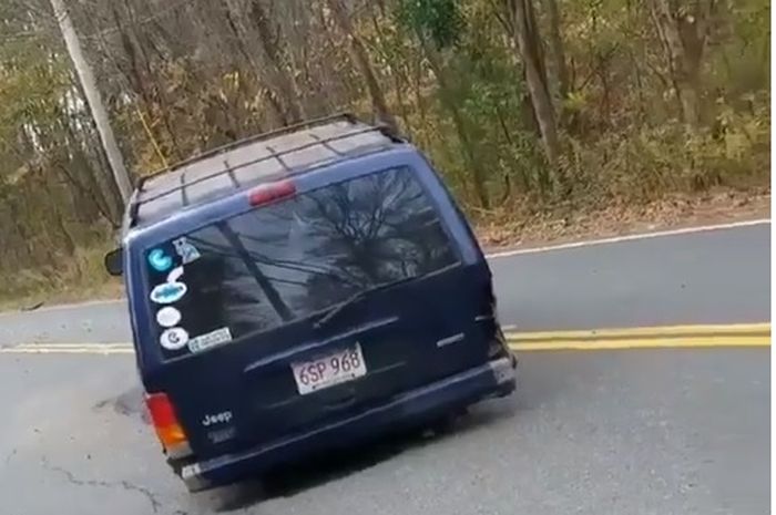 Sebuah 'kotak' yang ternyata bodi Jeep Cherokee