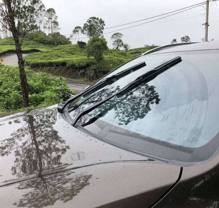 Jika wiper sudah tidak rata menyapu air karena karetnya keras, sebaiknya ganti baru