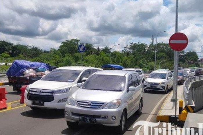 Kondisi lalu lintas di FLyover Kedungkandang, Kota Malang, Minggu (03/01/2021).