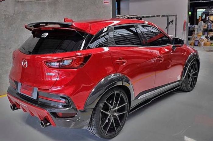 Tampilan belakang modifikasi Mazda CX-3 dipasangi body kit bergaya sporty