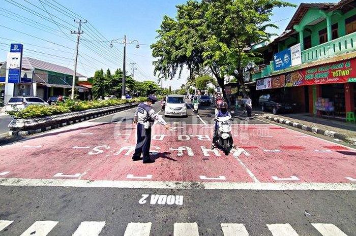 Marka garis ala starting grid MotoGP diberlakukan di Jalan Jenderal Soedirman, Kabupaten Sukoharjo, Jawa Tengah.