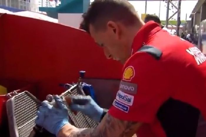 Mekanik bersih-bersih komponen motor balap jelang seri pembuka MotoGP 2019.
