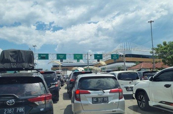 Kondisi macet menuju ke Pelabuhan Merak dari Gerbang Tol Merak 