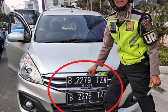 Pengguna mobil punya dua pelat nomor kendaraan