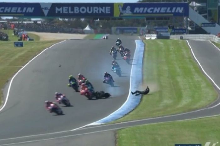 Crash Johann Zarco dan Marc Marquez