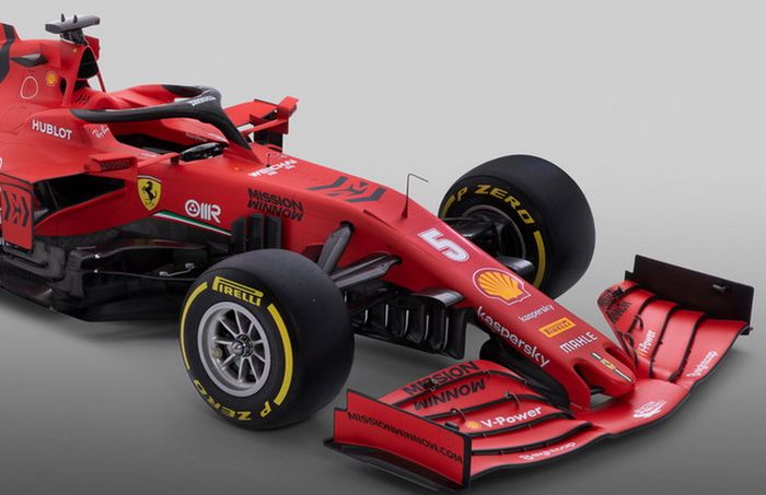 Penampakan sayap depan dan bagian aerodinamika sayap samping (bargeboards) mobil Ferrari SF1000