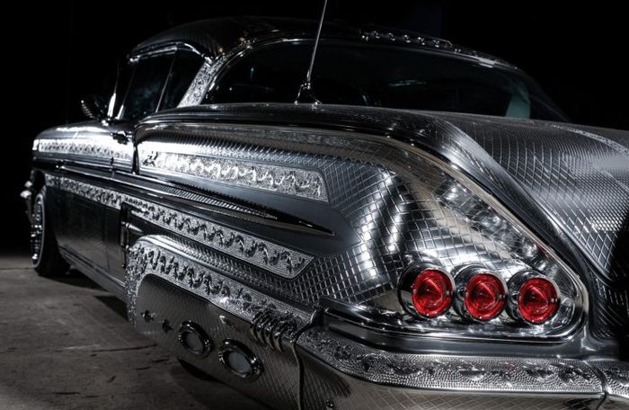 Sisi samping Chevrolet Impala dengan ukiran garapa Kuhl Racing