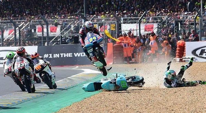 Jakub Kornfeil terbang setelah menabrak motor milik Enea Bastianini di lap terakhir Moto3 Prancis