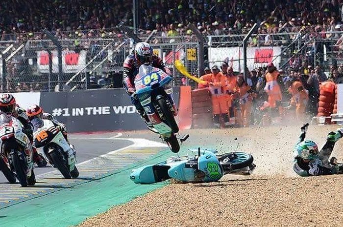 Jakub Kornfeil terbang setelah menabrak motor milik Enea Bastianini di lap terakhir Moto3 Prancis