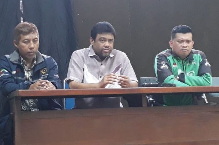 Kiri ke kanan: Kuasa hukum KATO Yudi Winarno, Koordinator Presidium KATO Said Iqbal, dan Sekretaris Jenderal KATO Yudi Arianto saat konferensi pers di kantor LBH Jakarta, Jakarta Pusat, Minggu (1/7/2018)  