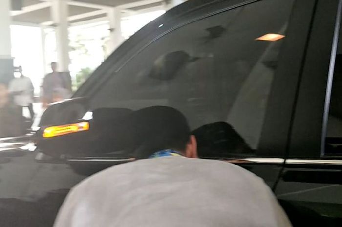 Sandiaga Uno mencium mobil dinasnya sebagai salam perpisahan sebagai Wagub DKI di Jakarta (10/8/2018