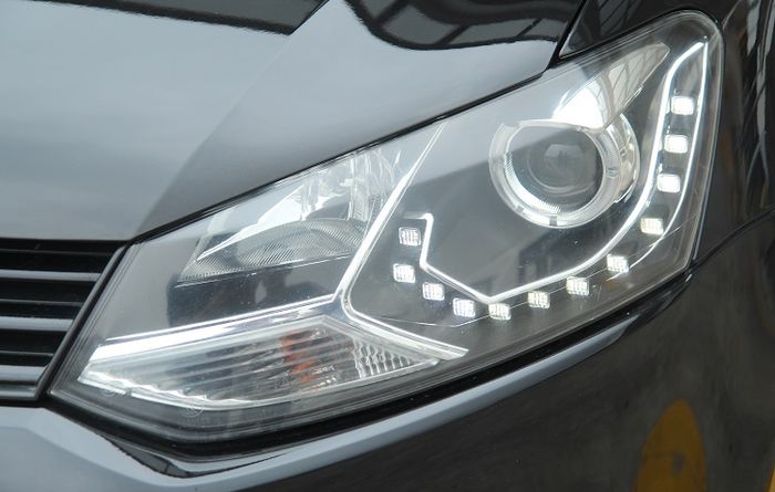 Head lamp apakai punya Polo R. Sudah dilengkapi proyektor dan DRL