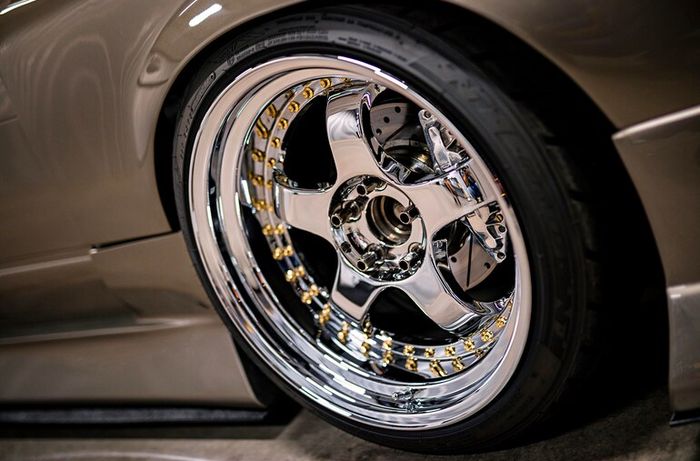 Modifikasi Nissan Silvia S13 alias Nissan 240SX ditopang pelek Work S1