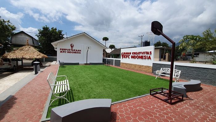 KFC Indonesia merevitalisasi Perpustakaan dan taman bermain di SDN 01 Gondang Lombok Utara, lewat hasil penggalangan dana yang dilakukan Sean Gelael dan Stoffel Vandoorne