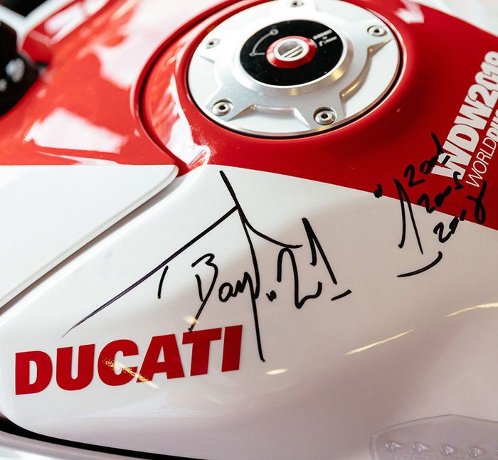 Tanda tangan Troy Bayliss di Ducati Panigale V4 S