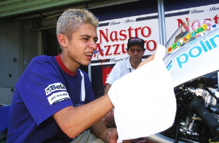 Rossi membersihkan motornya di GP Indonesia, 1997