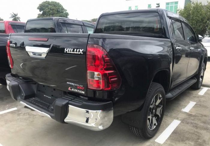 buritan Toyota Hilux facelift teranyar