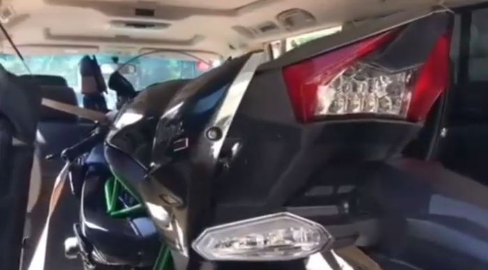 Kawasaki Ninja H2 di dalam kabin Toyota Alphard