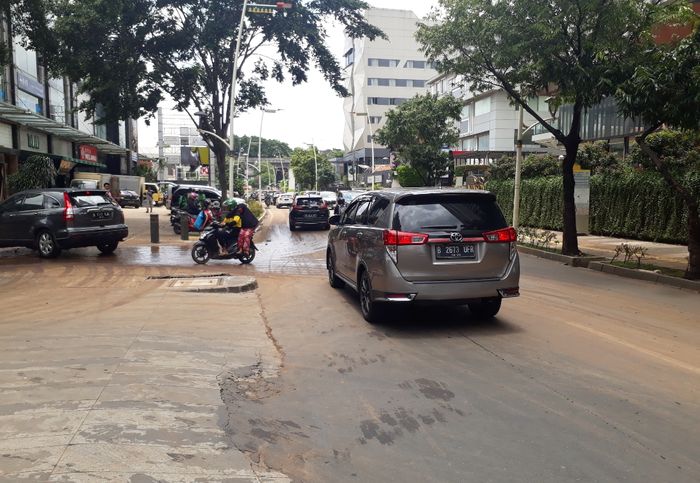 Jalan Raya Kemang arah Jalan Raya Antasari, Jakarta Selatan masih terdapat sedikit lumpur namun sudah bisa dilewati