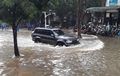 Berita Foto: Pemotor Terpaksa Naik Trotoar, Pengguna SUV Santuy Terabas Banjir di Kemang