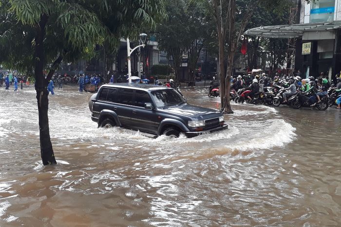 Ilustrasi SUV melibas banjir di Kemang, Jakarta Selatan (25/2/2020).