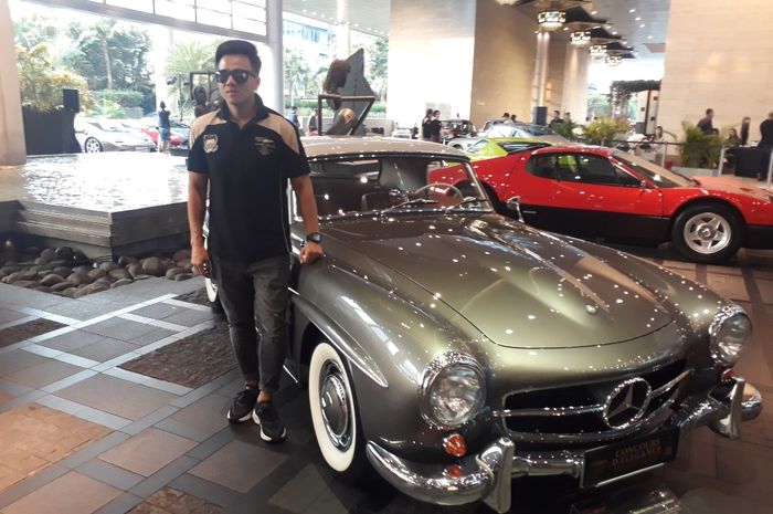 Sandi bersama Mercedes-Benz 190 SL Roadster tahun 1956 miliknya