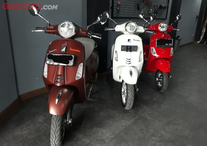 Vespa matic bekas di showroom Vescooter di Depok, Jawa Barat.