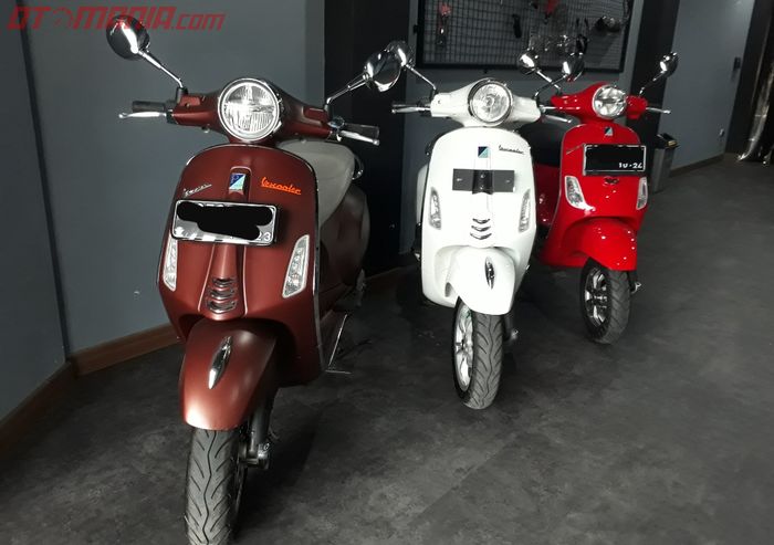 Vespa matic bekas di showroom Vescooter di Depok, Jawa Barat.