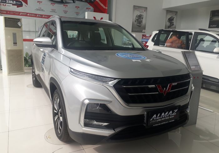 Ilustrasi Wuling Almaz di dealer