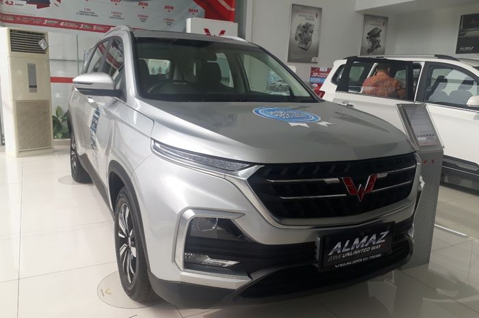 Ilustrasi Wuling Almaz di dealer