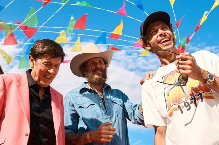 Valentino Rossi ikut jadi bintang video klip bareng Gianni Morandi dan Lorenzo Jovanotti untuk lagu L&rsquo;Allegria