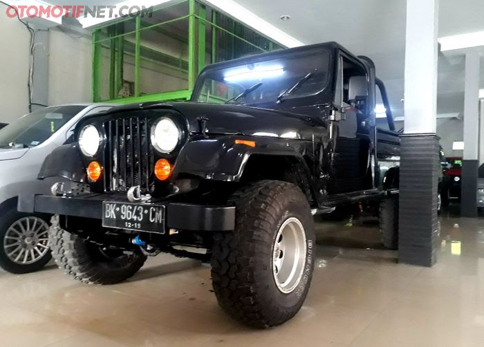 Jeep CJ-7 di showroom Jaya Baru, Depok, Jawa Barat