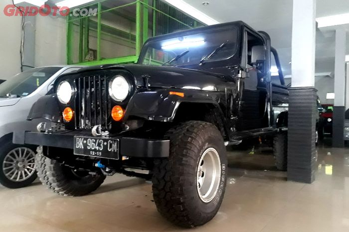 Jeep CJ-7 di showroom Jaya Baru, Depok, Jawa Barat