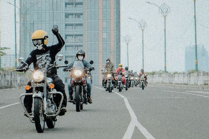 Para peserta Custom Ride Royal Enfield melintasi kawasan Menteng, Jakarta Pusat 