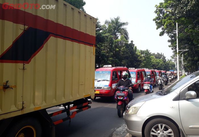 Macet di hari ketiga PPKM Darurat di depan Universitas Pancasila, Lenteng Agung, Jakarta Selatan