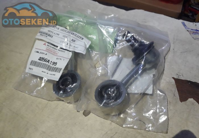 Link stabilizer original, salah satu part kaki-kaki Mitsubishi Pajero Sport yang dijual Pelita Motor