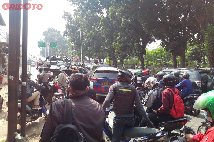 Kemacetan di Jalan Raya Lenteng Agung sebelum Pos Pembatasan Mobilitas PPKM Darurat di Jakarta Selatan. 