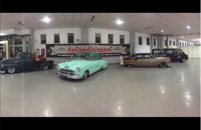 Ilustrasi jajaran mobil dengan aliran kustom hot rod