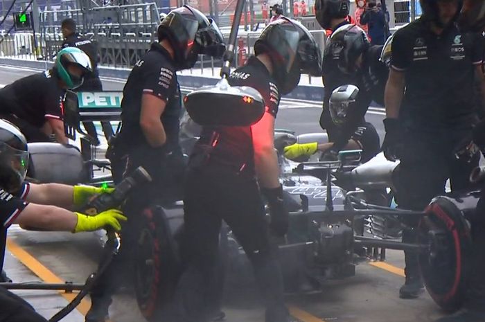 Sayap depan mobil Lewis Hamiton rusak setelah menabrak dinding pit entry pada kualifikasi F1 Rusia 2021